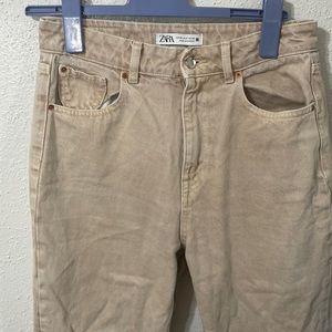 Zara beige/cream jeans
Size: 8
Color: Beige/cream